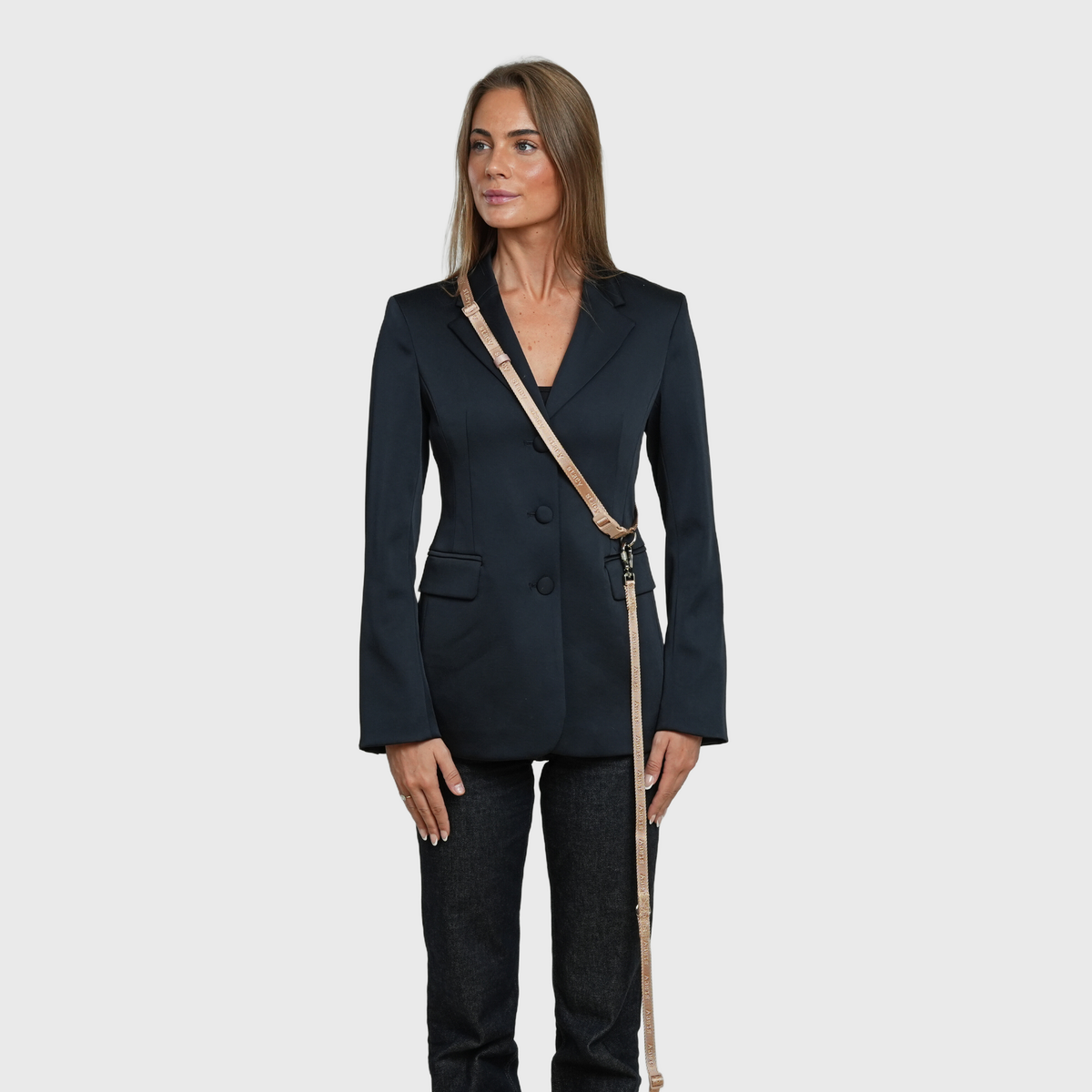 Woman wearing the light rose hands-free dog leash across the body